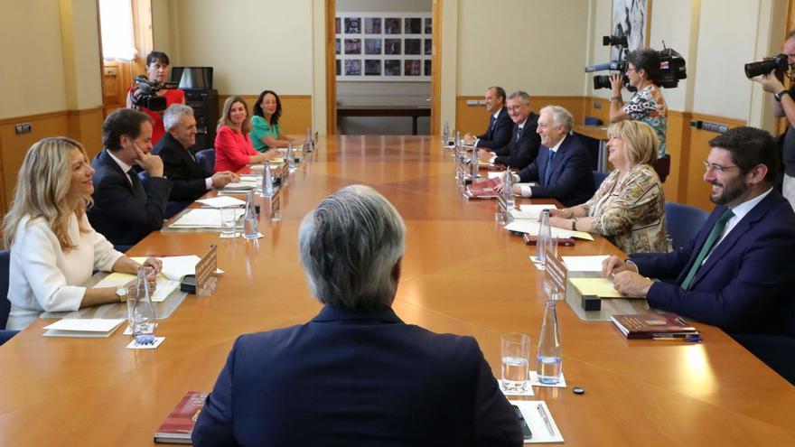 El presidente de Aragón, Jorge Azcón (de espaldas), junto al nuevo Consejo de Gobierno formado por PP y Voz, | ÁNGEL DE CASTRO