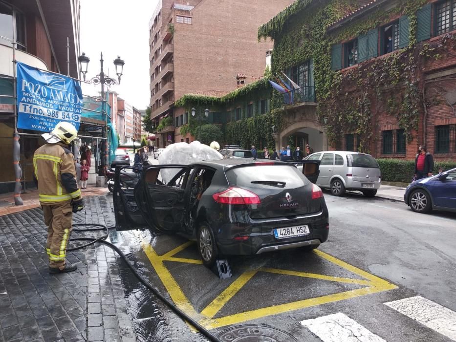 Susto en el centro de Oviedo al arder un coche en marcha.