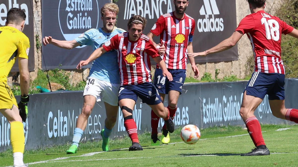 El nuevo jugador del Arosa en un partido de la pasada campaña con el Alondras ante el Celta C.