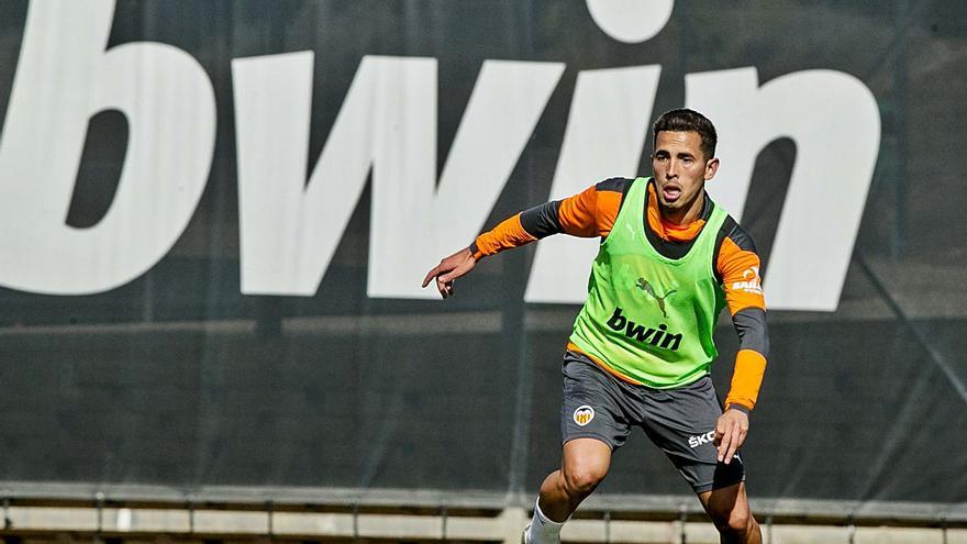 Christian Oliva, ayer, en la ciudad deportiva de Paterna. | LÁZARO DE LA PEÑA/VCF