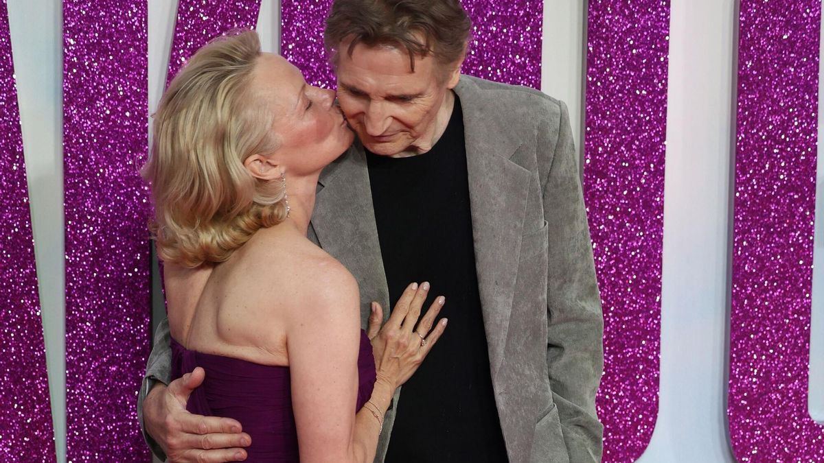 Pamela Anderson y Liam Neeson, en el estreno de 'Agárralo com puedas' en Londres.