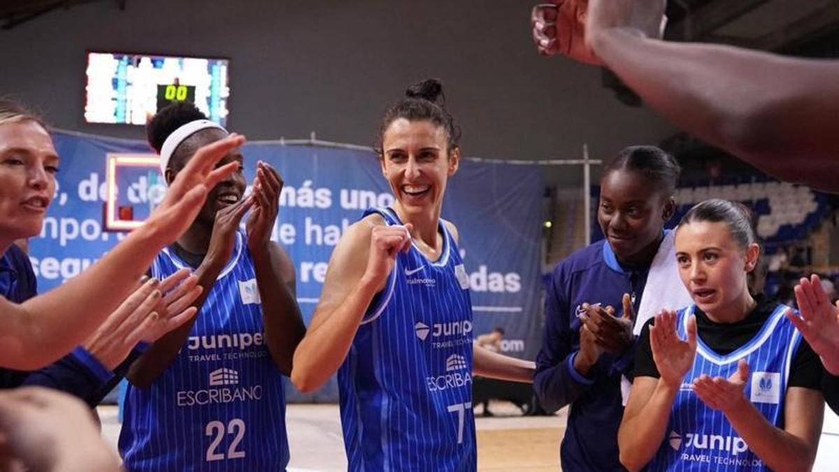 Alba Torrens celebra con sus compañeras el triunfo.