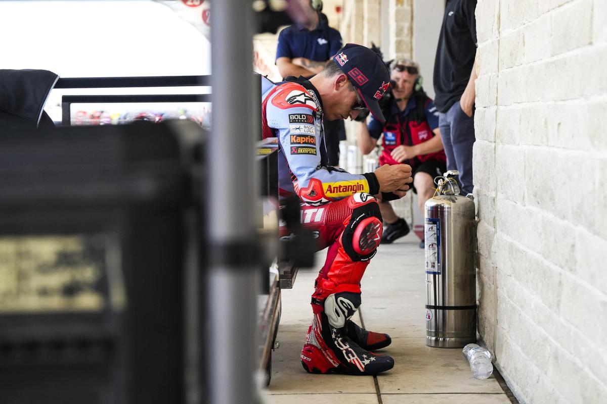 Marc Márquez, compungido tras caerse, por un fallo mecánico, en Austin.