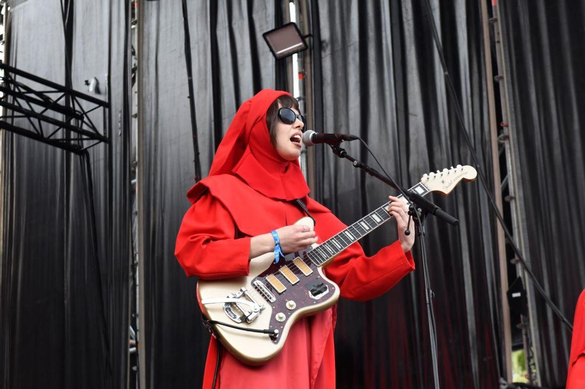 Maite Gallardo, de Shego, vestida con hábitos rojos en el Warm Up 2025.