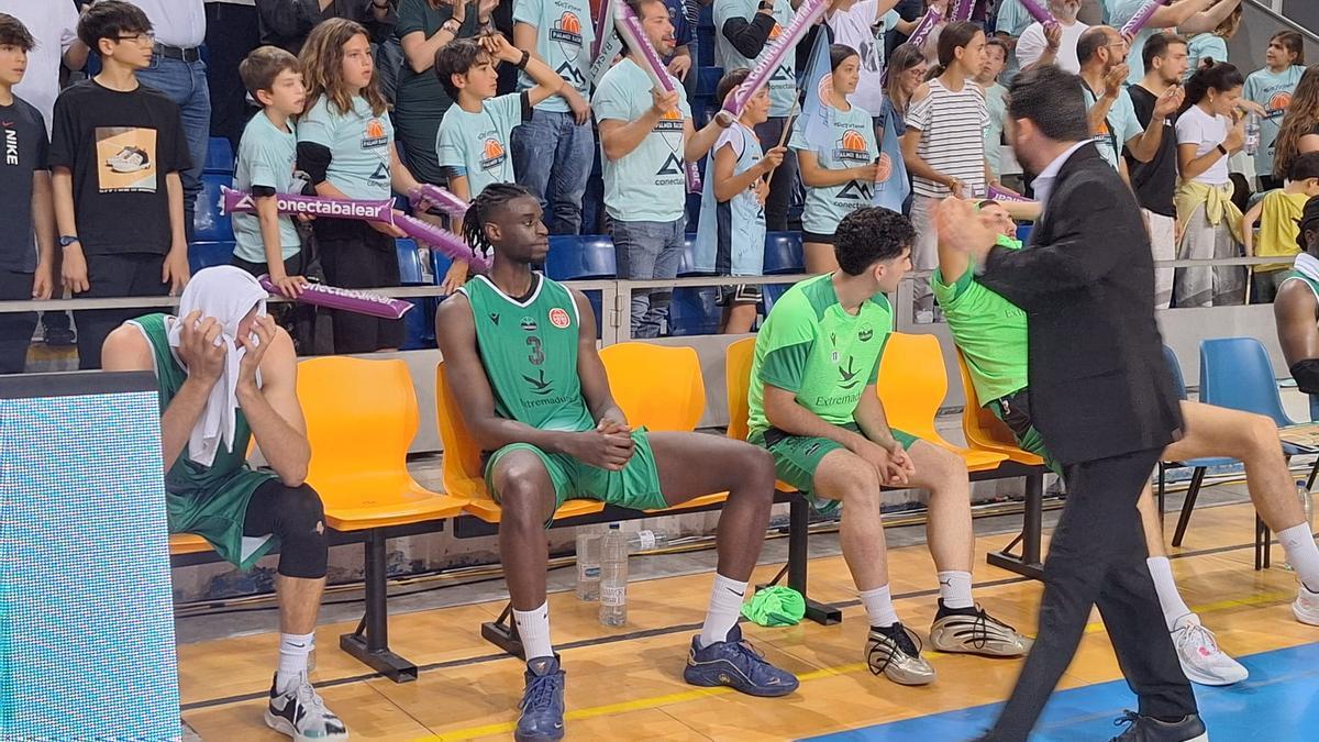 Fotogalería | Tristeza al final del partido entre el Cáceres y el Palmer