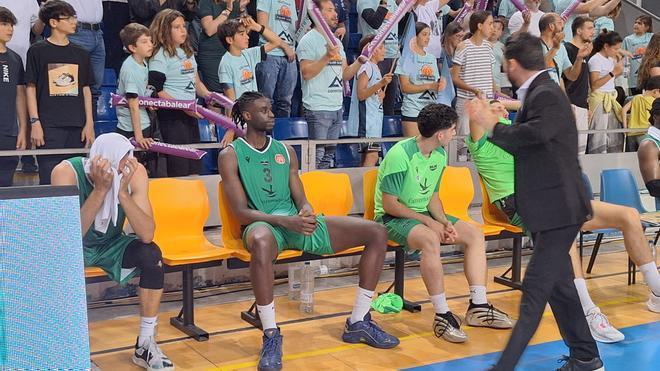 Fotogalería | Tristeza al final del partido entre el Cáceres y el Palmer