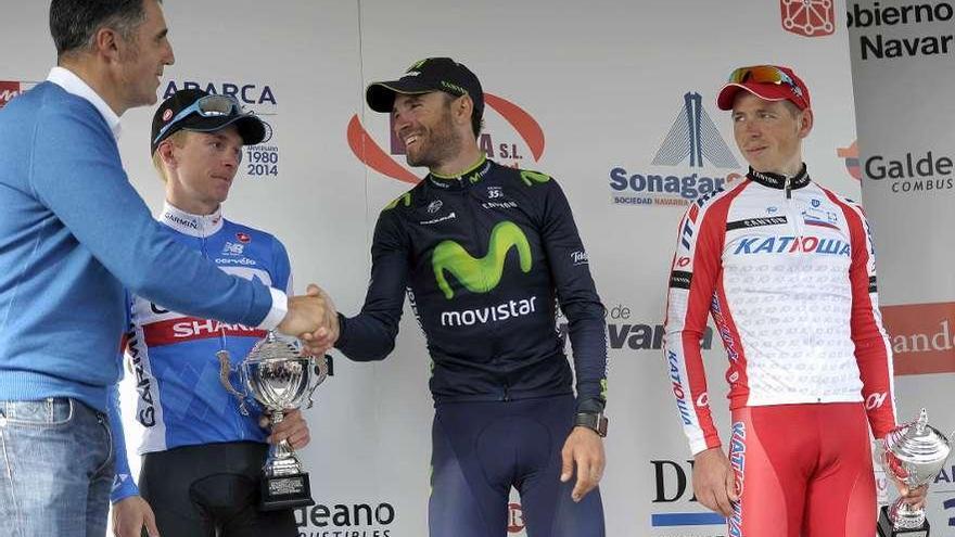 Indurain felicita a Valverde, en el centro, en el podio junto a Slagter y Chernestski. // Villar López