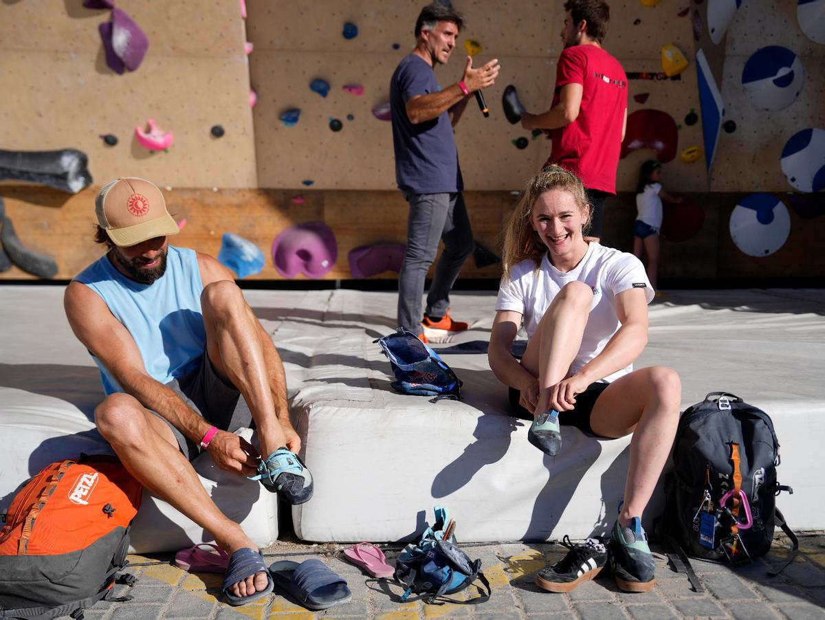 Chris Sharma (izq.) y Shauna Coxsey (der.) se preparan para ofrecer un clínic en el muro de búlder.