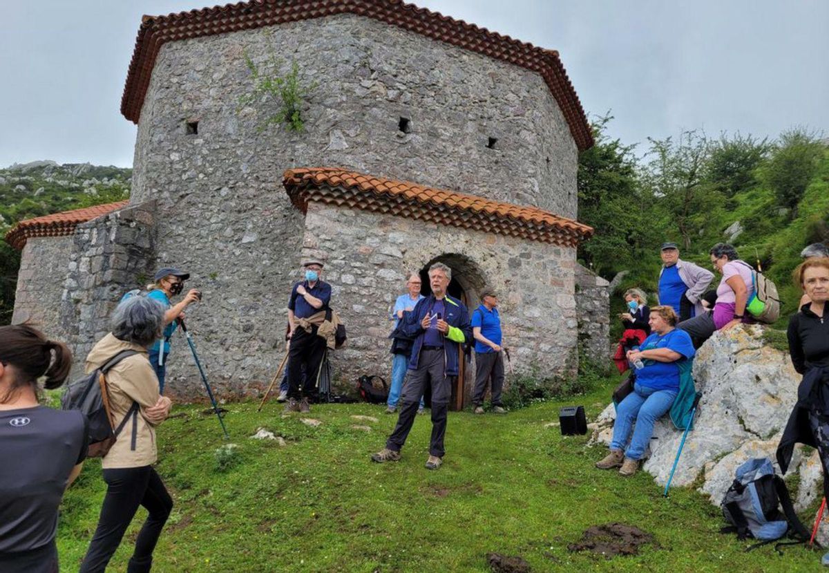 Participantes en una ruta guiada a las capillas del Monsacro. | F. Delgado