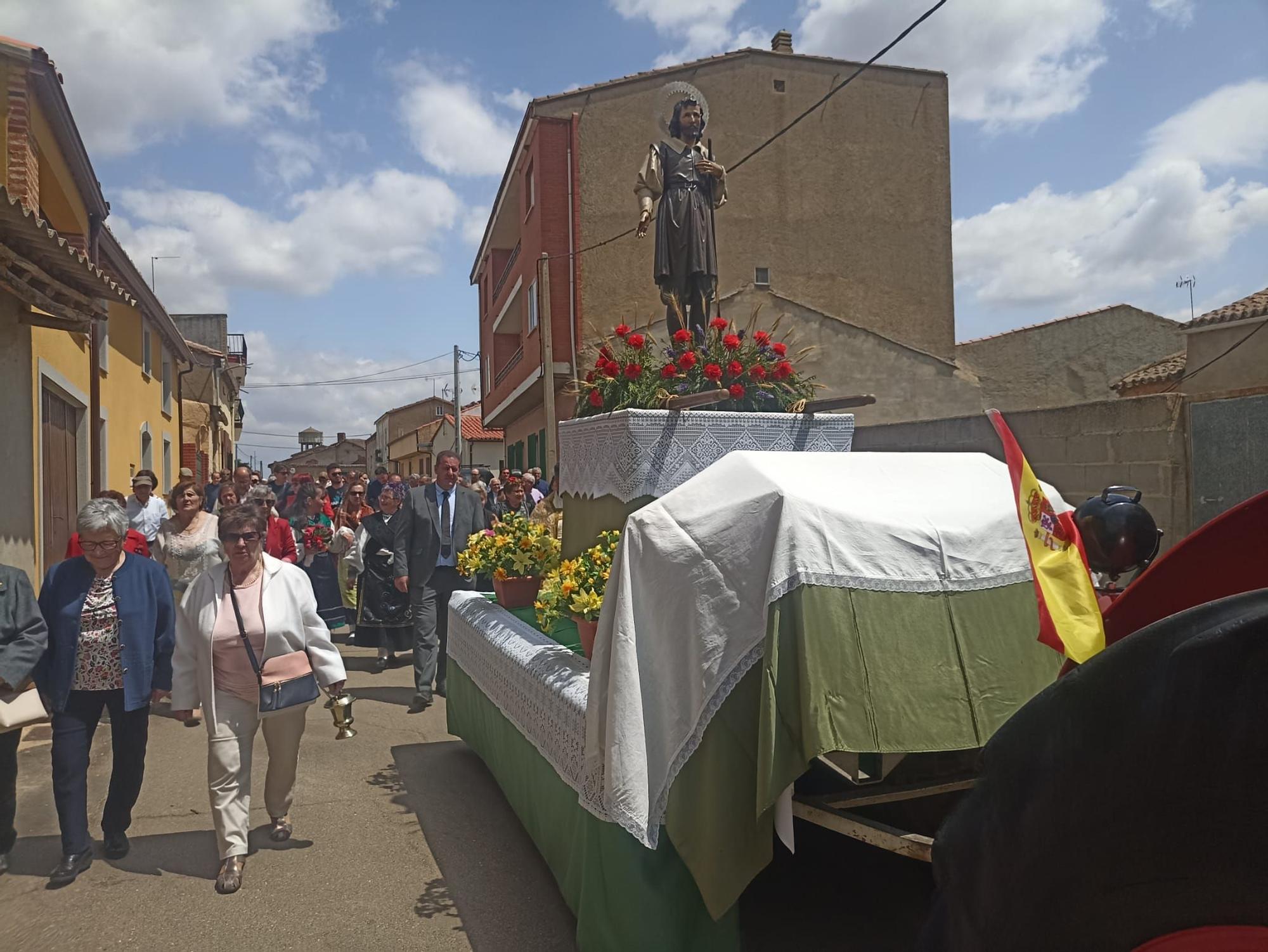 GALERÍA | San Isidro procesiona por Manganeses de la Lampreana