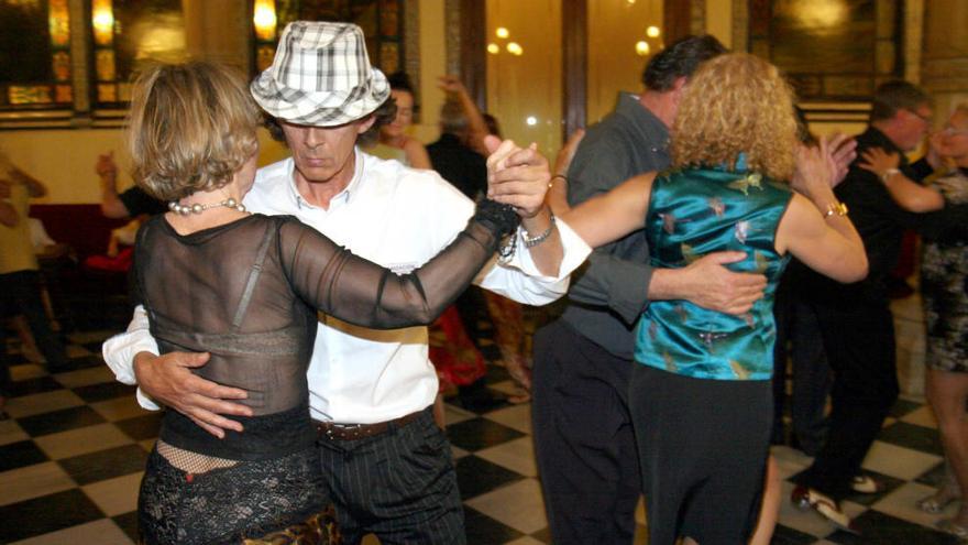 Parejas bailando tango. Archivo