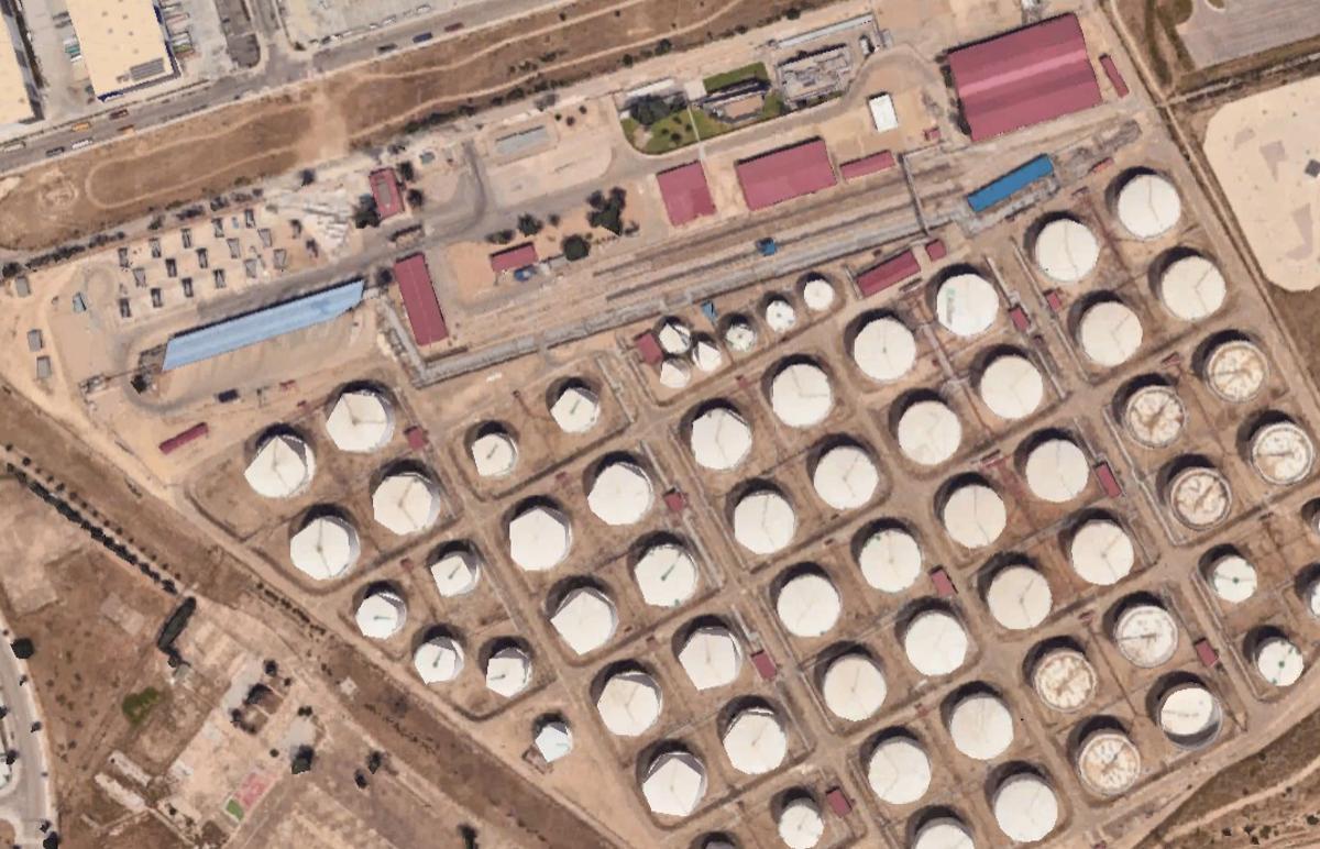 Imagen aérea del almacén de Exolum en Torrejón y de sus salas de control.