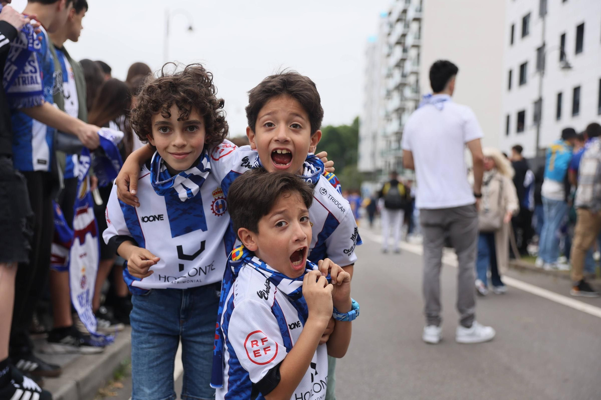 EN IMÁGENES: Avilés se tiñe de blanquiazul para la final por el ascenso ante el Rayo Majadahonda