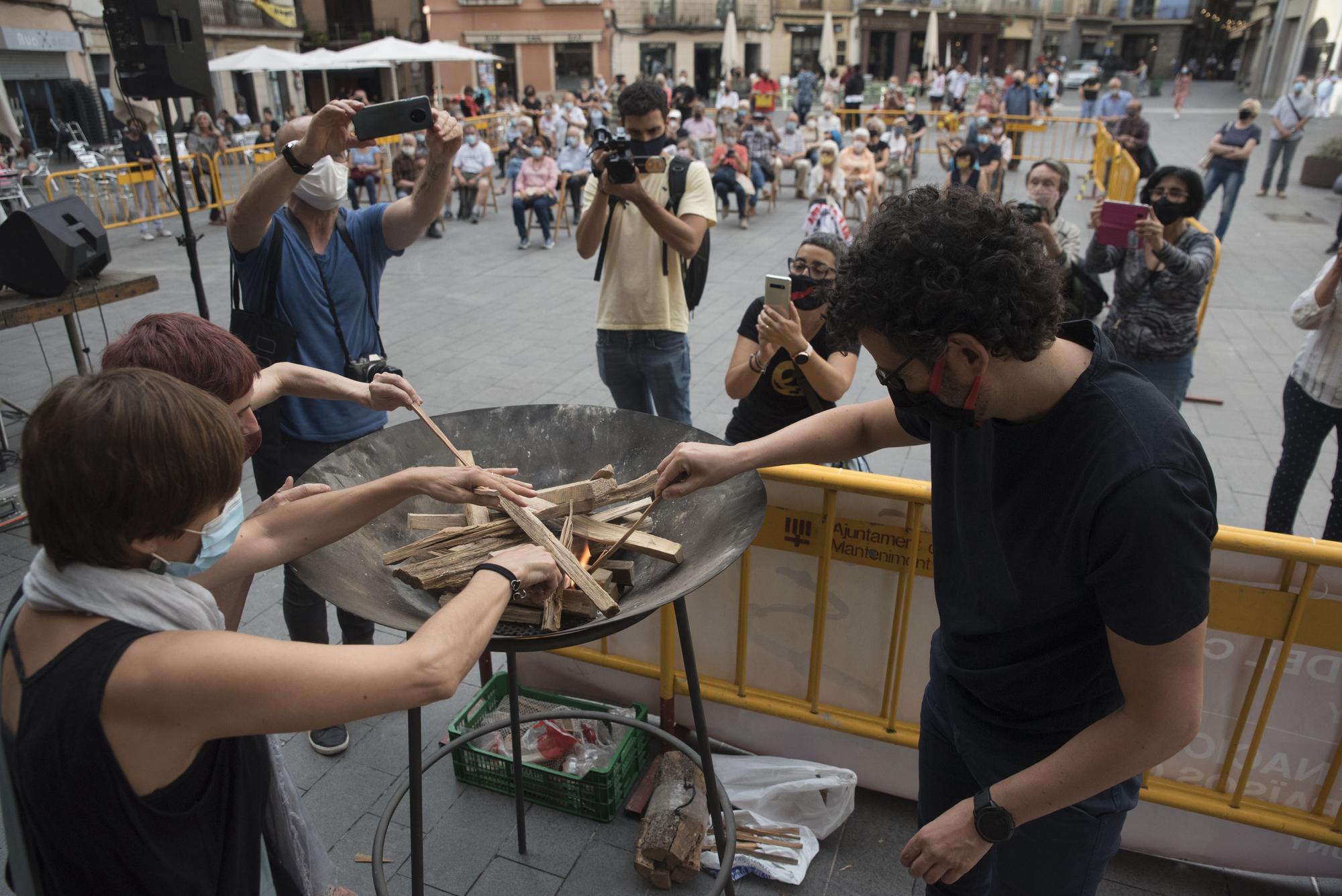 Un centenar de persones reben la Flama del Canigó