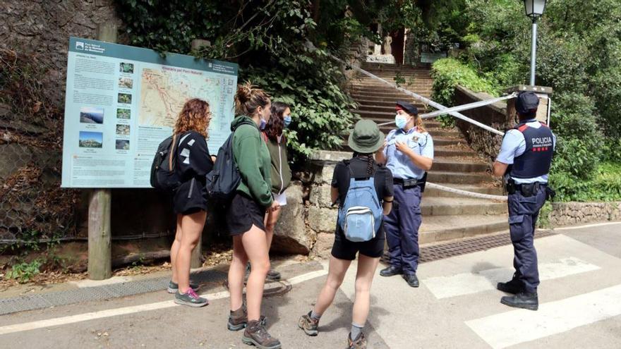 Una parella de Mossos informen a un grup de noies que volien fer una excursió que no poden entrar al Parc Natural de Montserrat