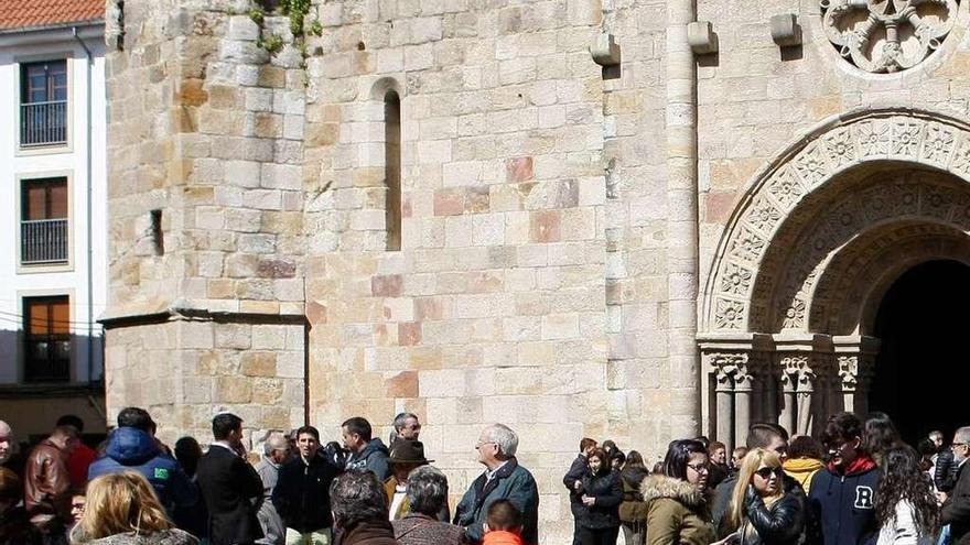 Grupos de turistas por el casco histórico de la capital zamorana.