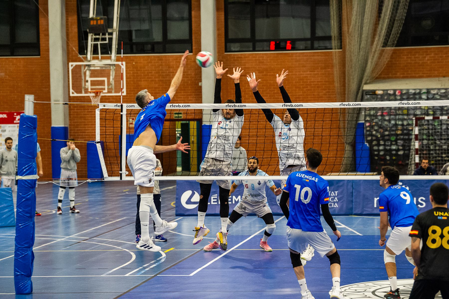 El Léleman Conqueridor Valencia jugará el primer encuentro de los cuartos de final de los ‘play-offs’ por el título de la Superliga de voleibol masculina el próximo sábado 25 de marzo en el pabellón de la Universitat Politèncica de València.
