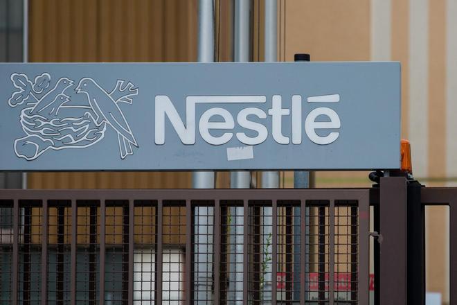 Nestlé ultima la venta a Platinum Equity de la mitad de su negocio de agua, valorado en 5.000 millones