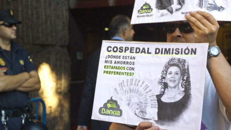 Cospedal ha sido recibida con protestas en la Audiencia.