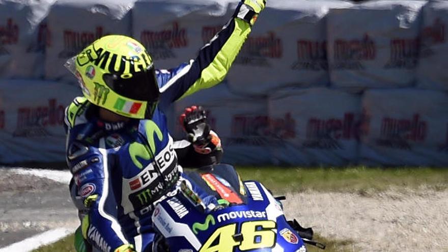 Valentino Rossi celebra sobre el asfalto de Mugello su &#039;pole&#039;.