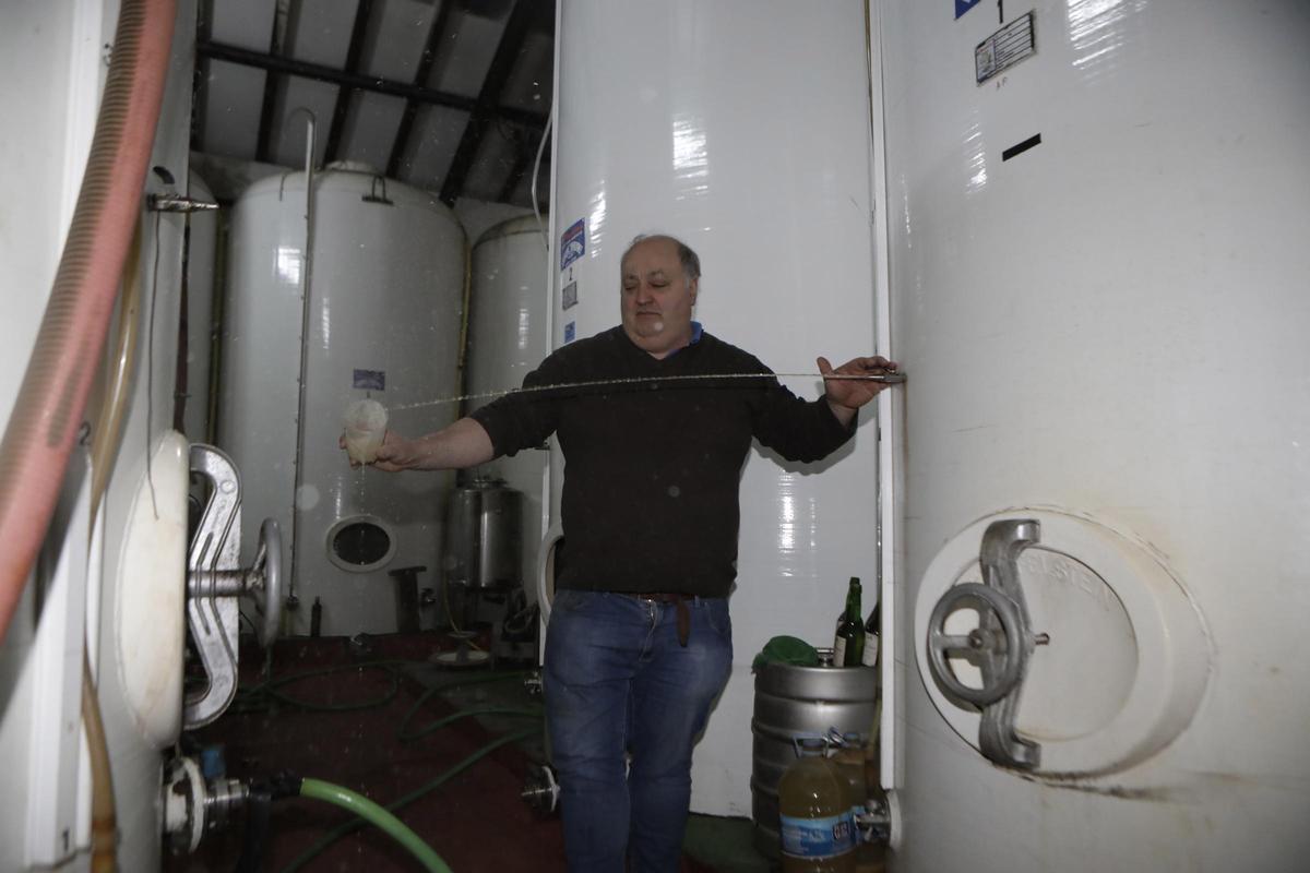 Tino Vázquez echa un culete de sidra desde una de sus barricas en una foto de archivo.