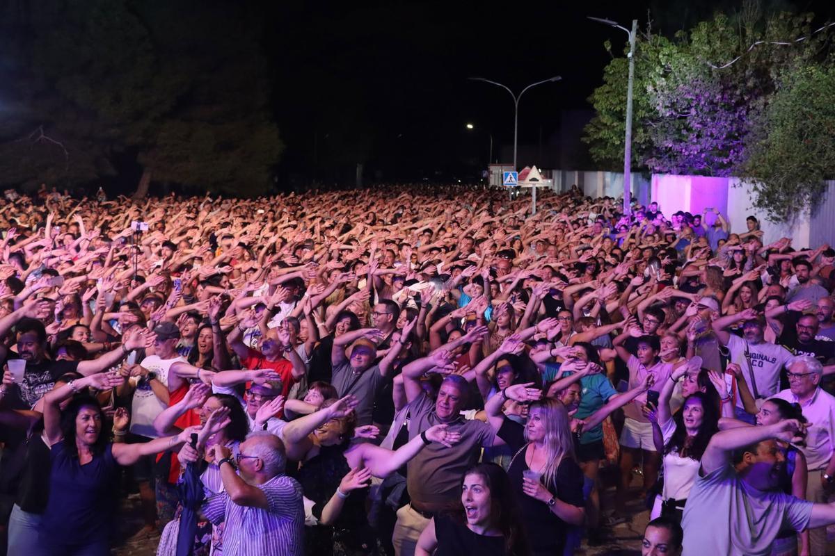 Miles de personas vibraron en Xirivella durante la actuación de la Orquesta Panorama en las fiestas del año pasado.
