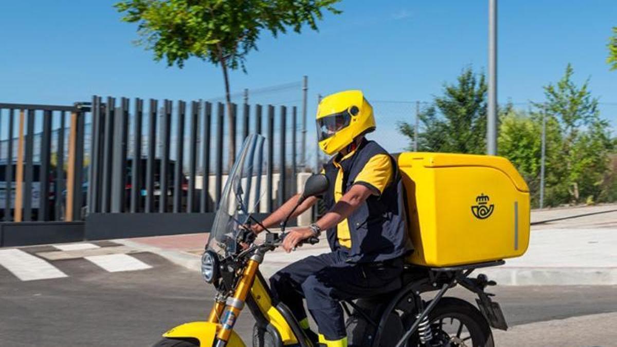 Un trabajador de Correos.