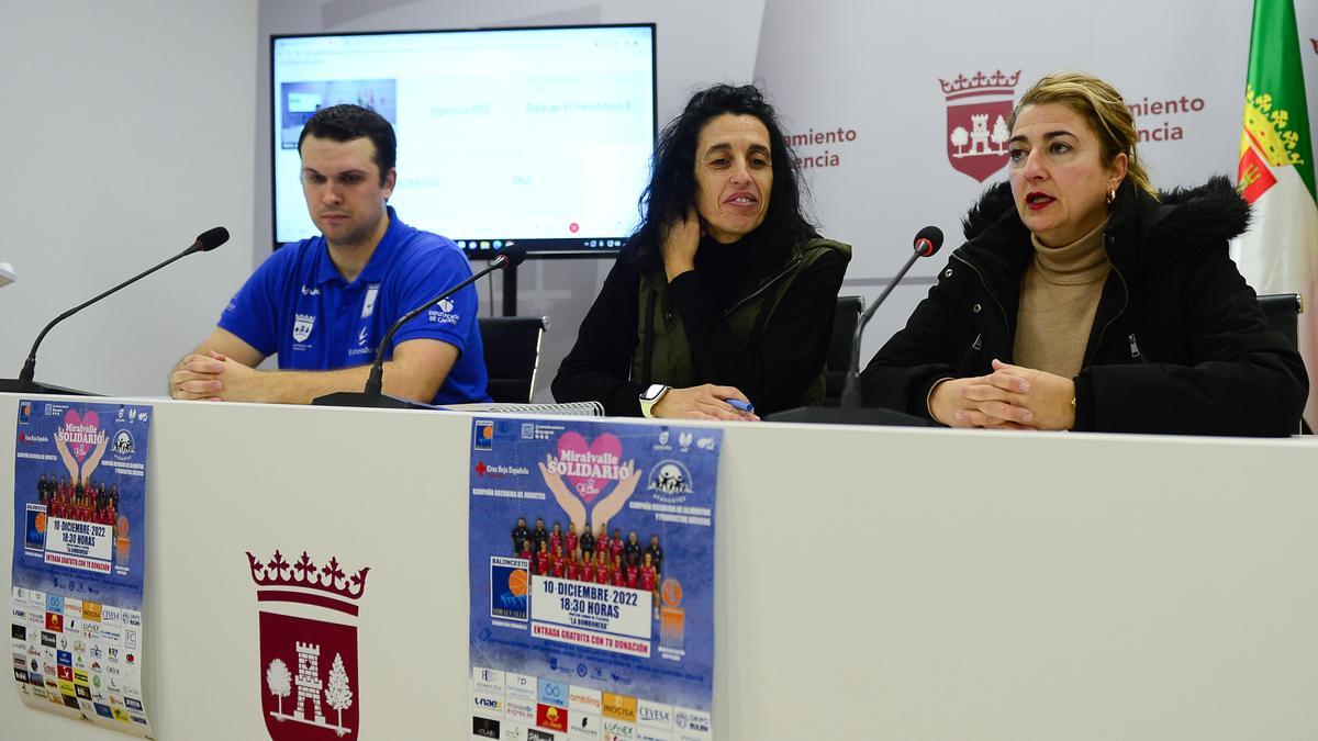 Presentación del partido de baloncesto en Plasencia para ayudar a las familias numerosas.