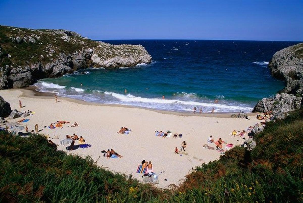 Playa de Cuevas del Mar, en Llanes (Asturias).