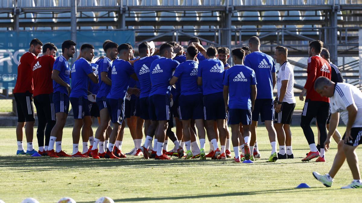 Los jugadores del Real Zaragoza, en el entrenamiento de este domingo.