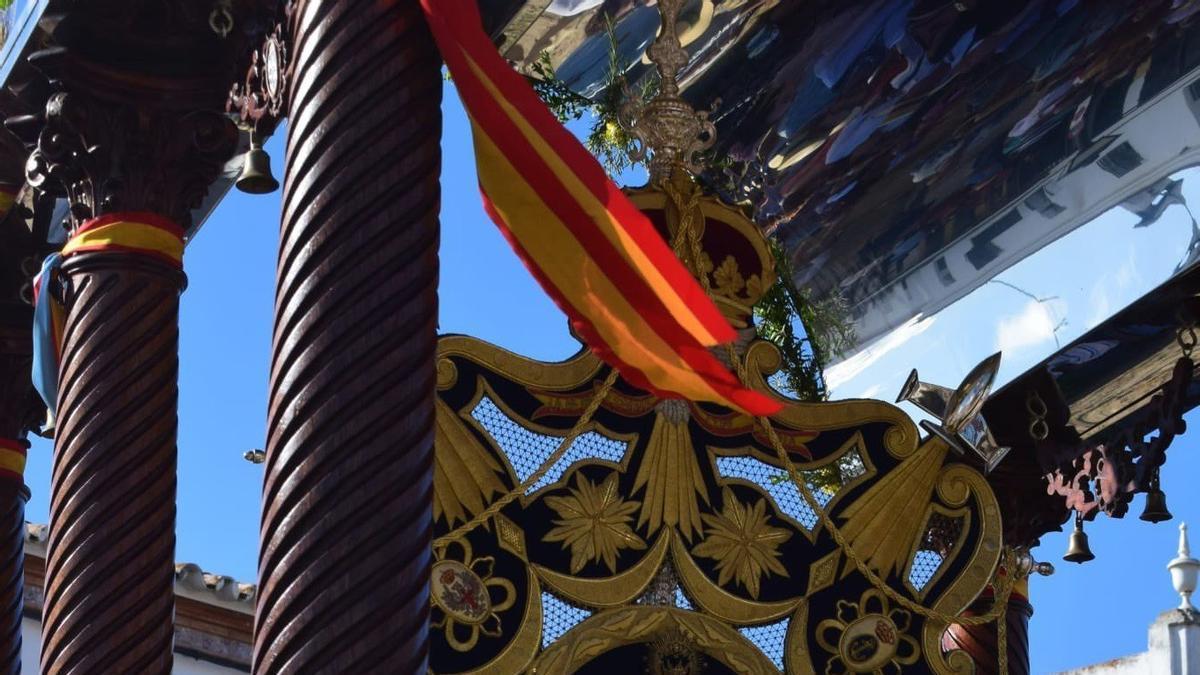 Archivo - Detalle del Simpecado de la Hermandad Castrense de Tablada en su carreta.