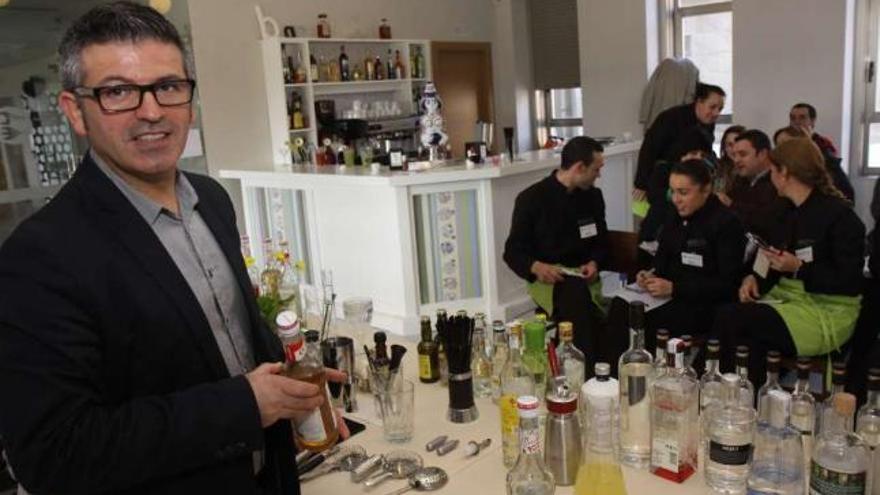 El barman del Casino La Toja, José Soto, durante una exhibición ofrecida el miércoles.  //  Muñiz