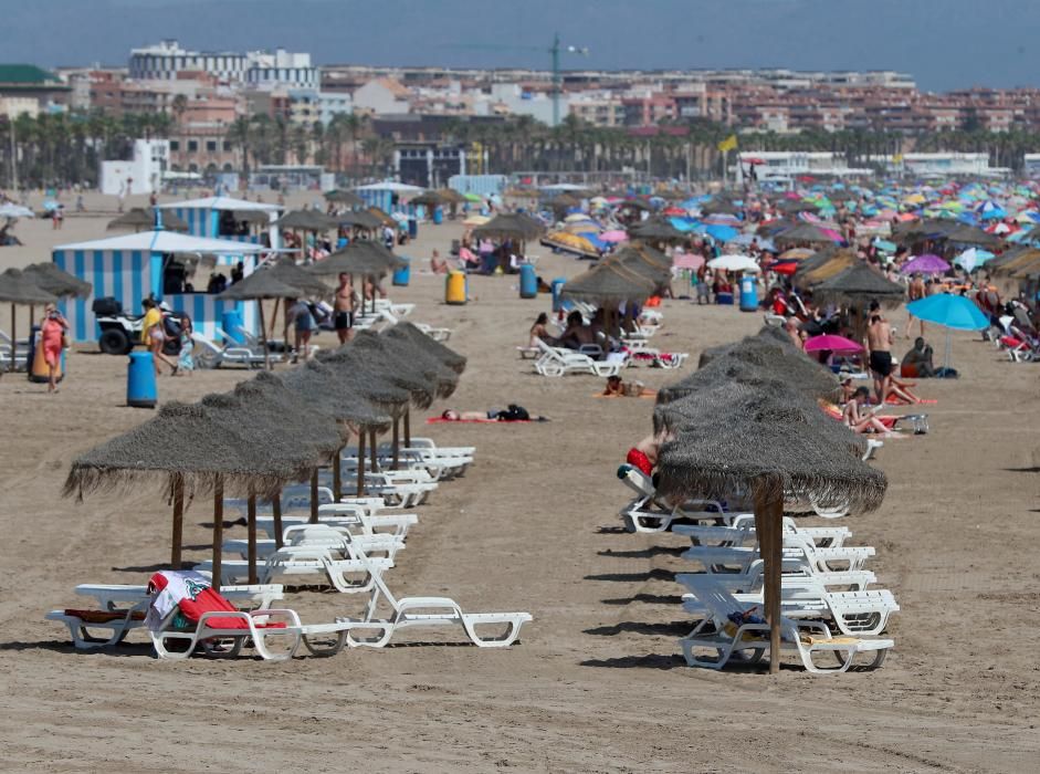 Playas en València medio vacías en el primer fin de semana de agosto