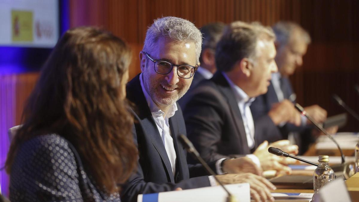 El ministro de Hacienda, Arcadi España, charla con la alcaldesa de A Coruña, Inés Rey, durante el acto.