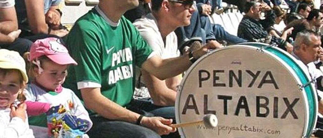 Imagen de archivo de la grada con aficionados de la peña Altabix