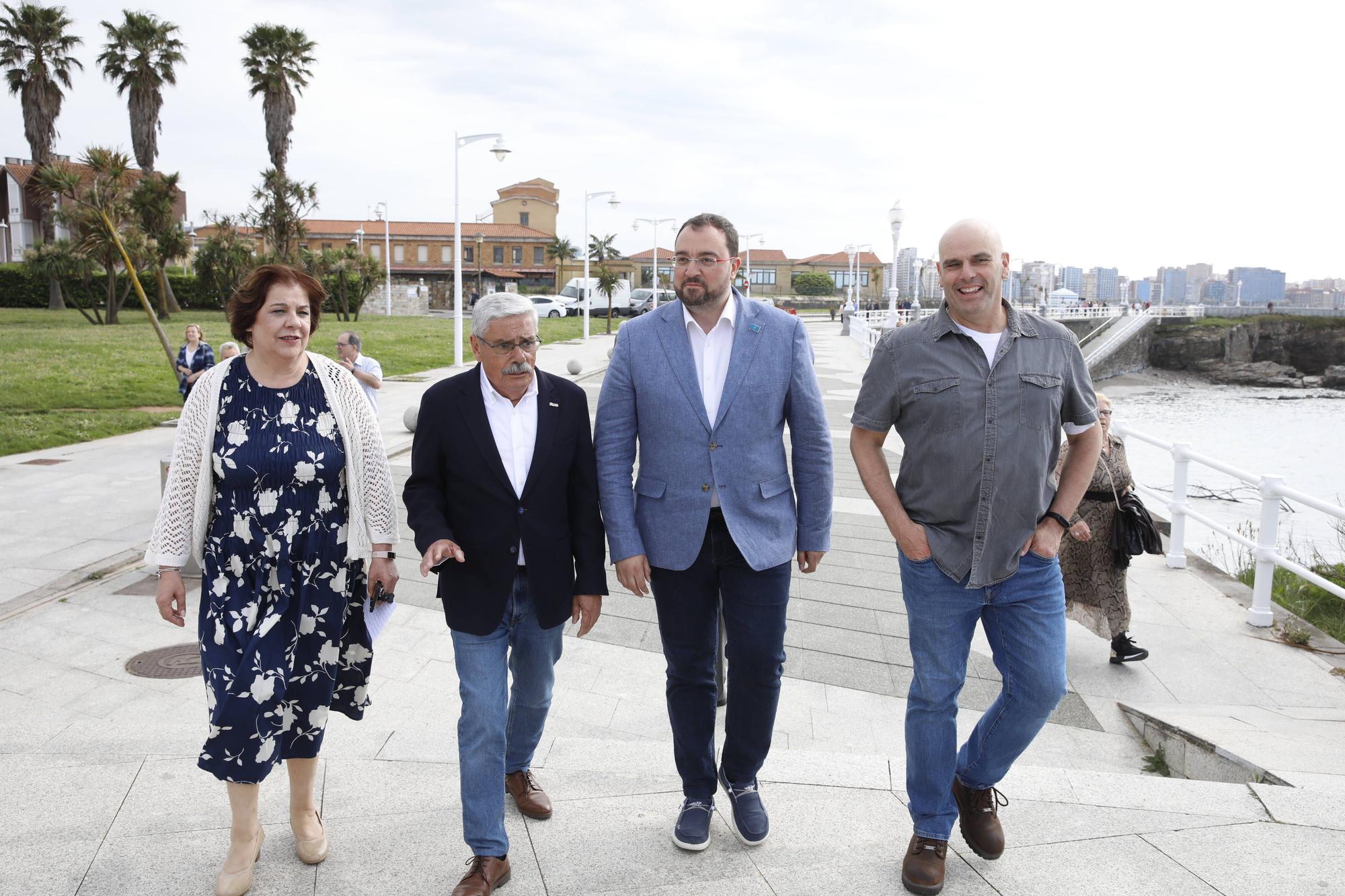 EN IMÁGENES:  Así fue el homenaje a los exiliados por la Guerra Civil y la posterior represión franquista organizado por los socialistas de Gijón junto a la estatua de "La Madre del Emigrante"