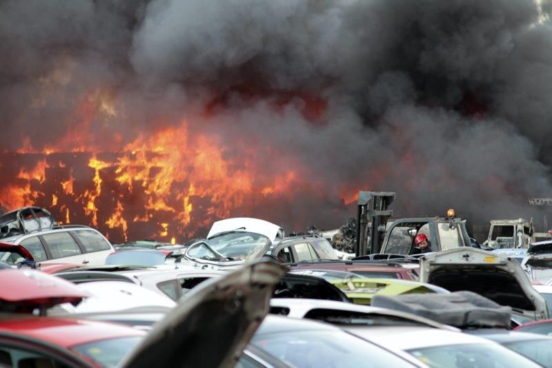 Incendio en un desguace en la Carretera del Aeropuerto