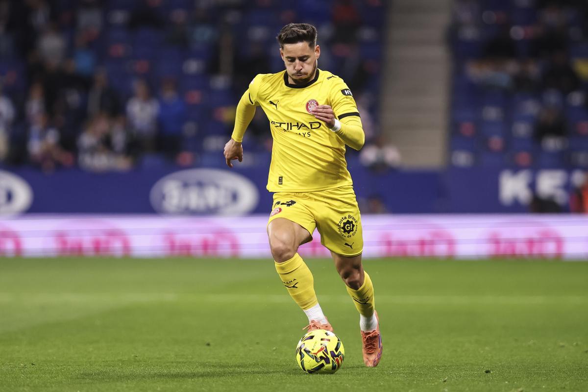 Alex Moreno of Girona FC controls the ball during the Spanish league, LaLiga EA Sports, football match played between RCD Espanyol and Girona FC at RCDE Stadium on January 16, 2026 in Cornella, Barcelona, Spain. AFP7 16/01/2026 ONLY FOR USE IN SPAIN. Javier Borrego / AFP7 / Europa Press;2026;SPORT;ZSPORT;SOCCER;ZSOCCER;RCD Espanyol v Girona FC - LaLiga EA Sports;