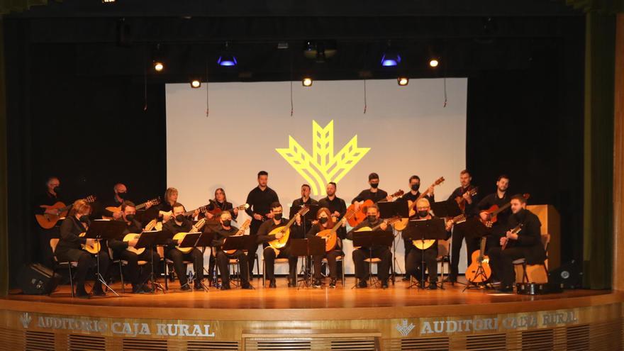 Actuación de la Rondalla l&#039;Alcalatén en el acto de clausura de las Jornadas Cooperativas.