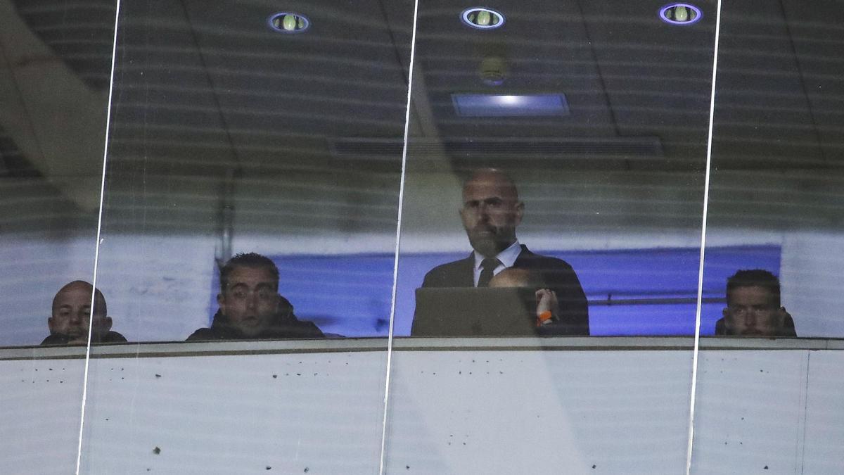 Xavi, sancionado, sigue el Barça-Las Palmas desde una cabina de Montjuïc.