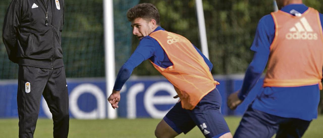 Egea, en un entrenamiento del Oviedo en El Requexón, con Jimmy y Berjón a la derecha.