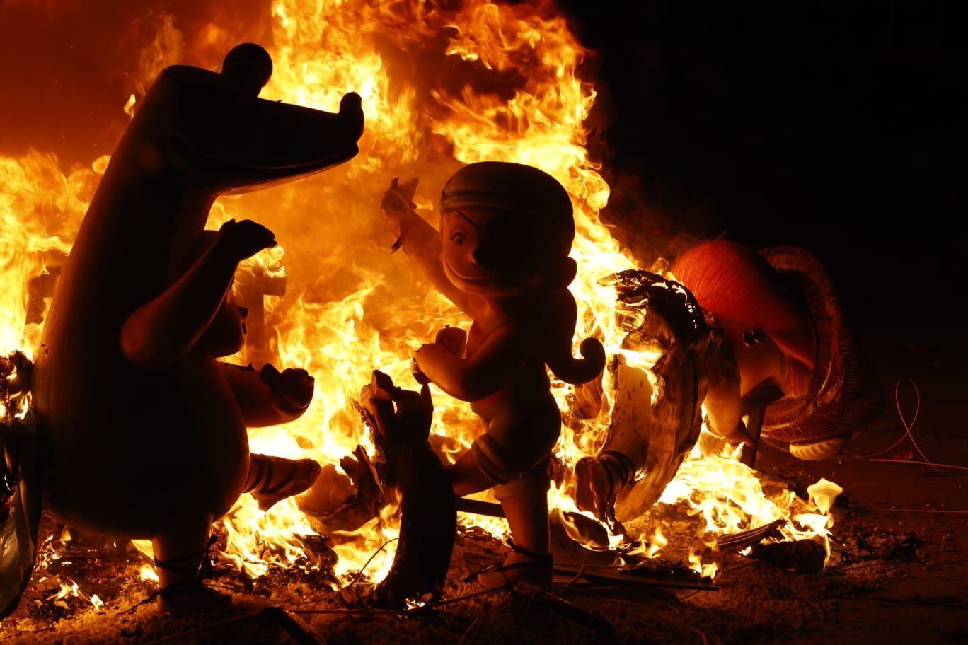 Así ha sido la Cremà de la falla municipal infantil