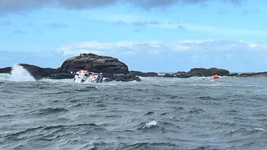 Rescatan a los cuatro tripulantes de un pesquero hundido en Muros