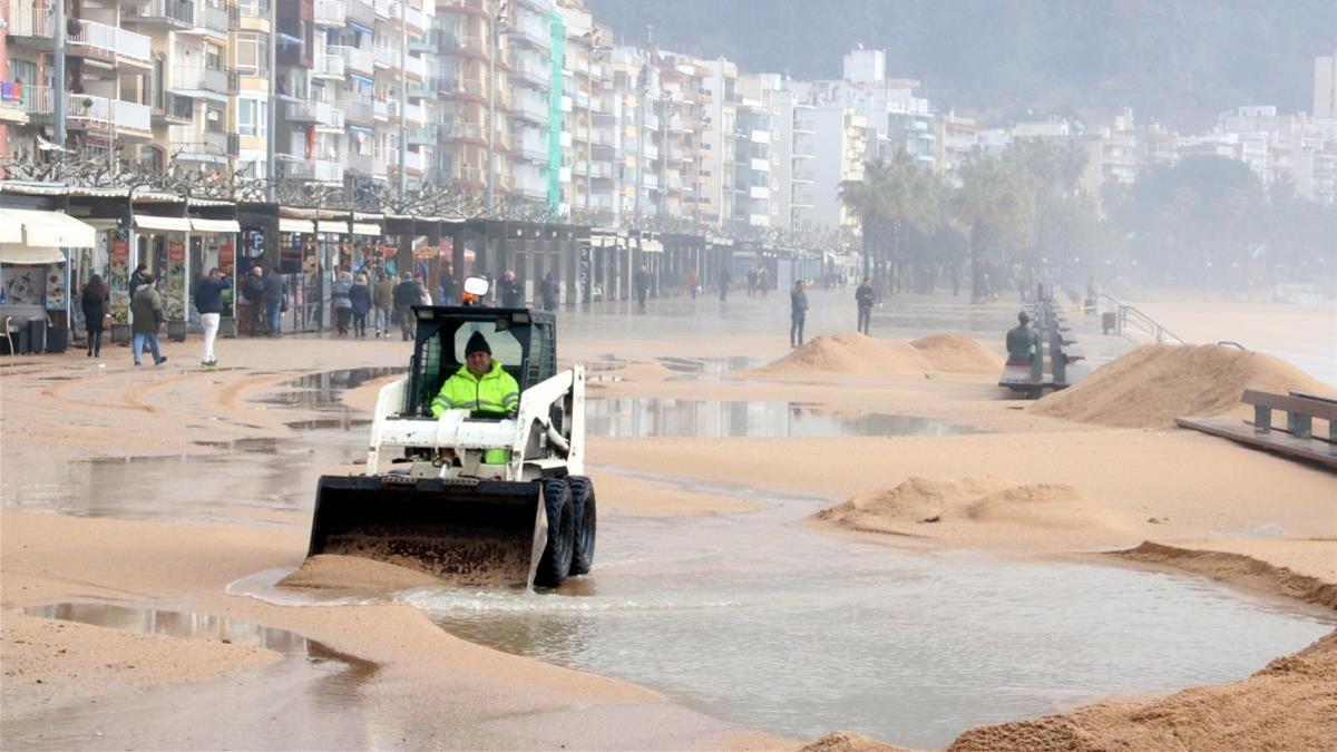 Estado del paseo marítimo de Blanes tras sufrir un temporal de viento y oleaje.