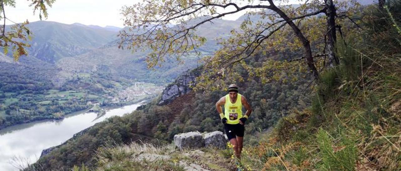 Un participante en una edición pasada del «trail» de Sobrescobio.