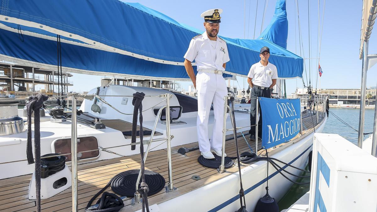 El comandante Sergio Cozzo, junto a uno de los cadetes del Orsa Maggiore.