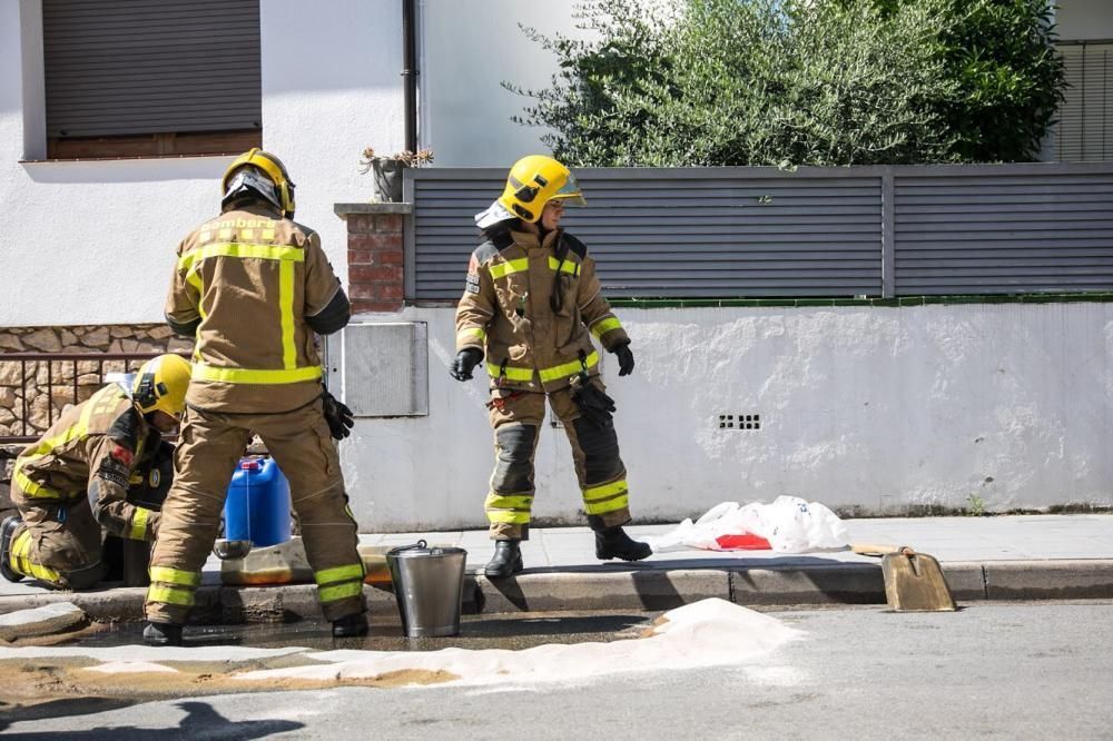 Els equips d'emergència netegen el vessament