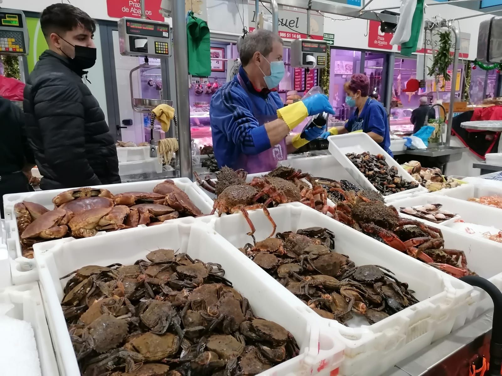 Producto a la venta en el puesto de Mariscos Sabarís, hoy.