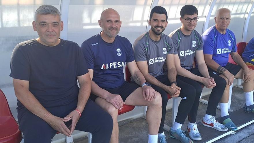 El entrenador Edu "Tomaca" con sus compañeros del cuerpo técnico