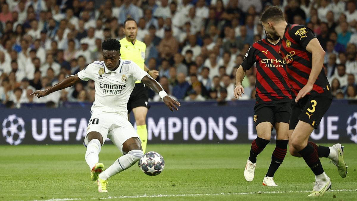 Vinicius dispara en la jugada del primer gol del partido entre el Madrid y el City.